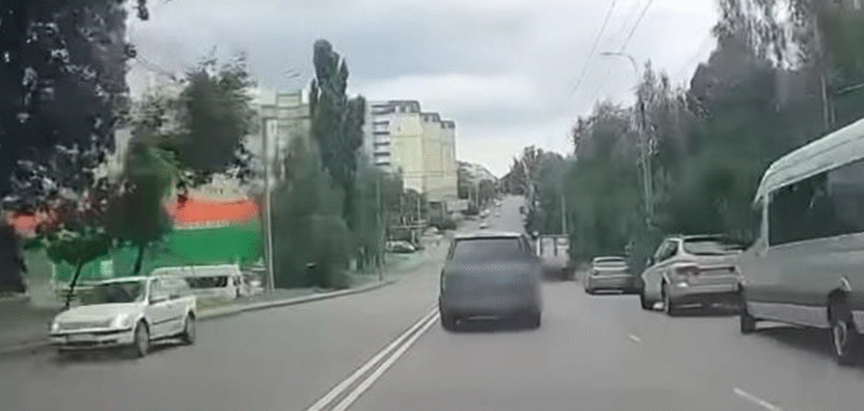 У Рівному п'яний водій врізався в магазин, тікаючи від патрульних