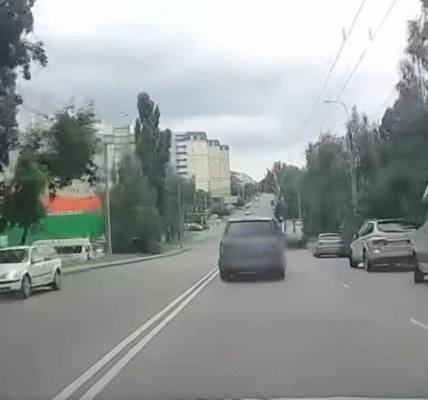У Рівному п'яний водій врізався в магазин, тікаючи від патрульних