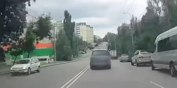 У Рівному п'яний водій врізався в магазин, тікаючи від патрульних