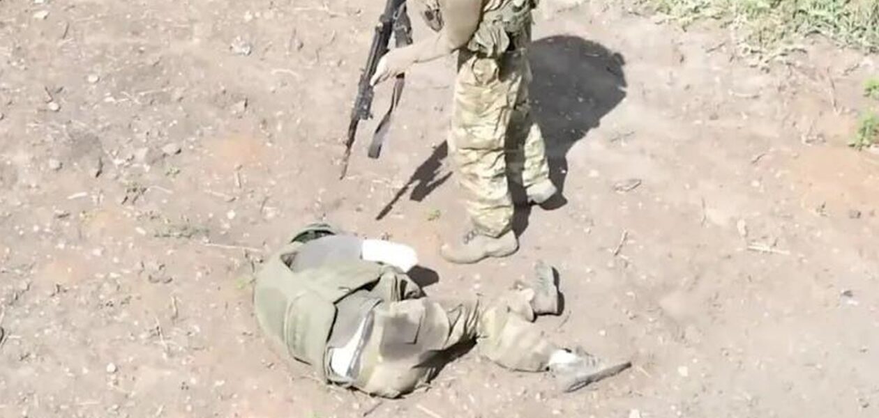 З'явилось відео, як військовий РФ убив пораненого