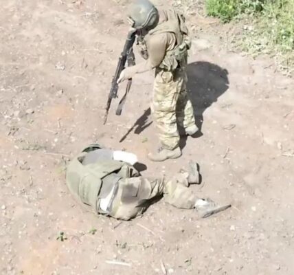 З'явилось відео, як військовий РФ убив пораненого