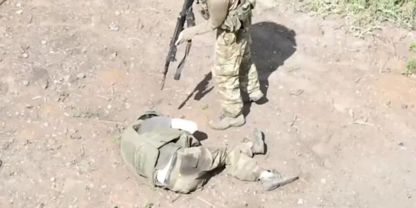 З'явилось відео, як військовий РФ убив пораненого