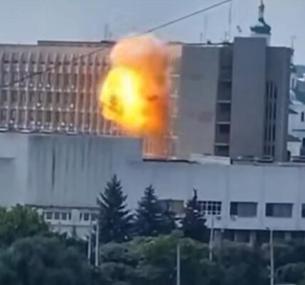 Дрон поцілив по будівлі ОВА в Сумах