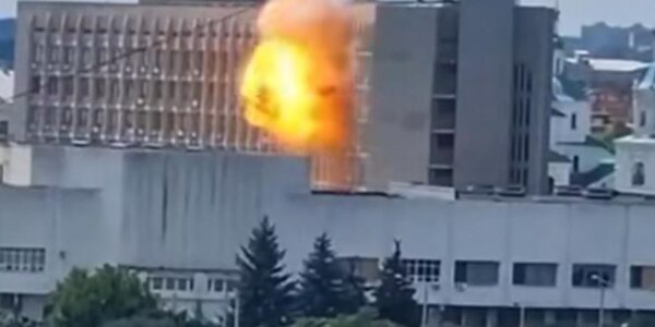 Дрон поцілив по будівлі ОВА в Сумах