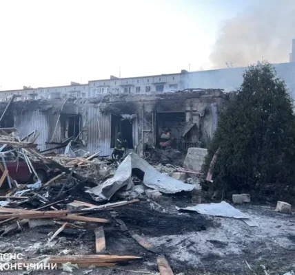 Удар по Добропіллю: рятувальники розкрили подробиці та показали нові фото