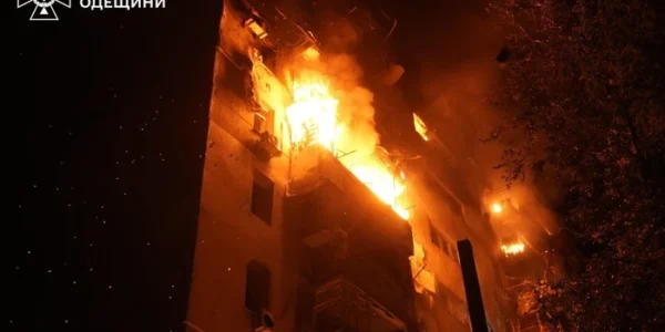 Людей виводили з палаючих квартир після атаки БпЛА: ДСНС показала фото з Одеси