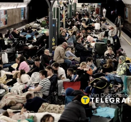 Столичне метро переповнилося людьми через загрозу обстрілу