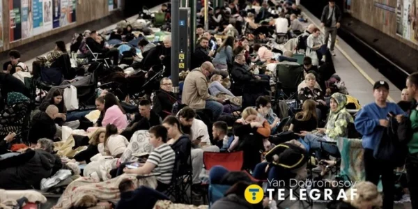Столичне метро переповнилося людьми через загрозу обстрілу
