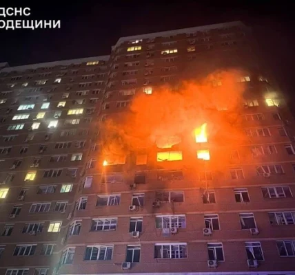 Росія вдарила по багатоповерхівці в Одесі: ДСНС показала наслідки