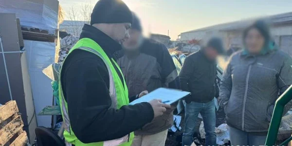 Закопували токсичні відходи в ґрунт. На Київщині директор та працівники двох підприємств підуть під суд