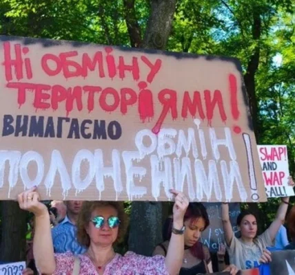 «Ні обміну територіями!» У Києві біля посольства США проходить мирна акція протесту (фото)