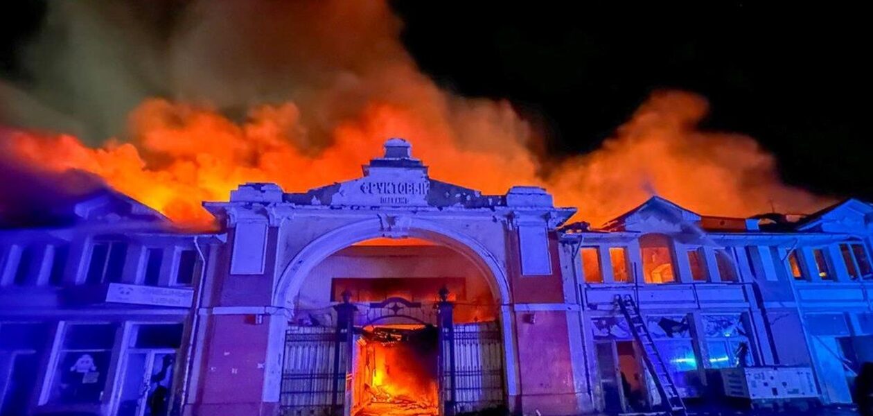 Атака дронів: в Одесі палає ринок Привоз