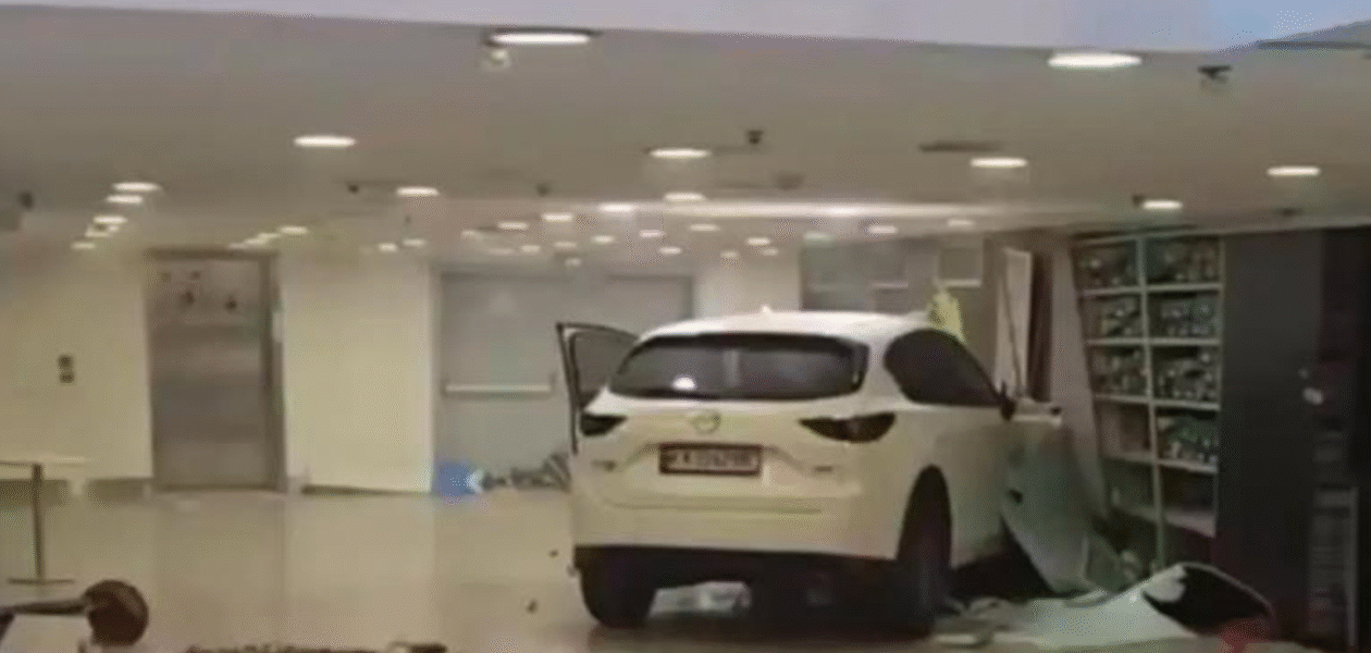 Автомобіль влетів у ТРЦ Ocean Plaza в Києві