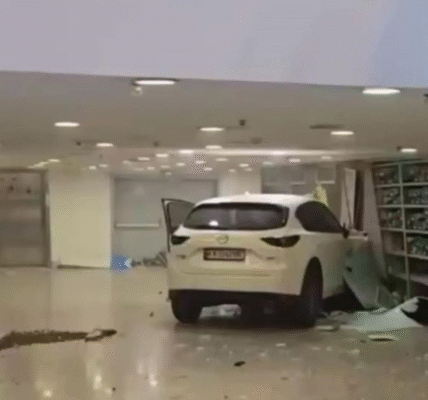 Автомобіль влетів у ТРЦ Ocean Plaza в Києві