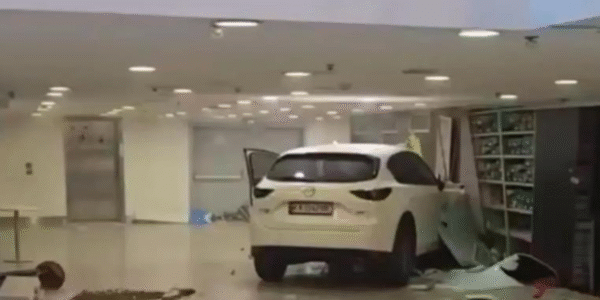 Автомобіль влетів у ТРЦ Ocean Plaza в Києві
