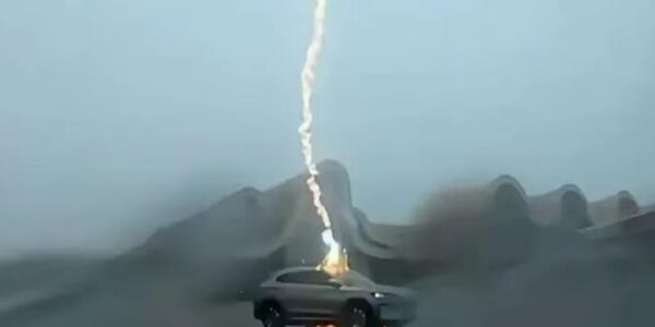 У Китаї електромобіль витримав три удари блискавки поспіль на відео