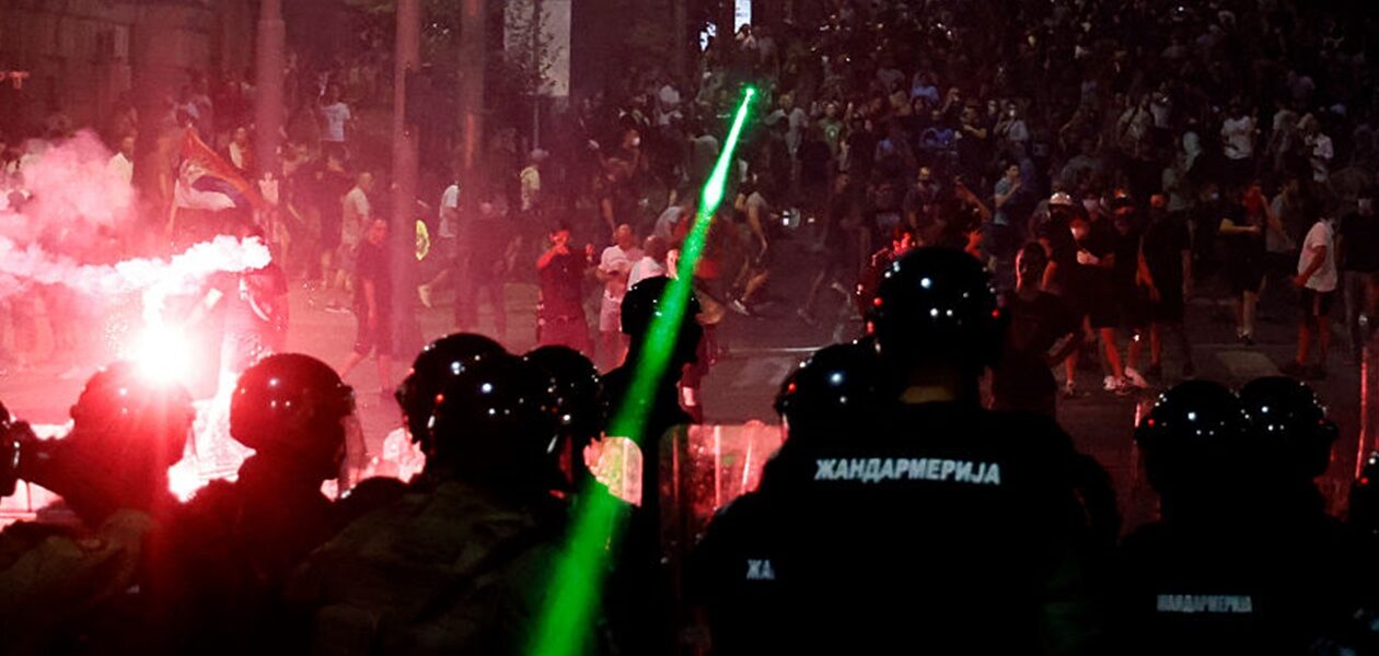 У Сербії протестувальники підпалили офіс партії Вучича