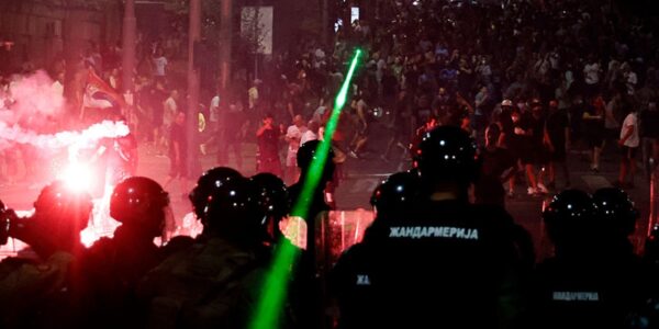 У Сербії протестувальники підпалили офіс партії Вучича