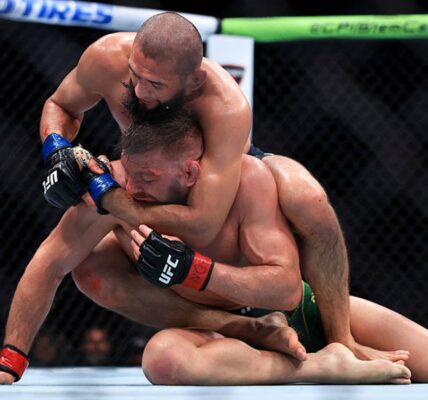 Чімаєв здолав Дю Плессі та здобув титул UFC