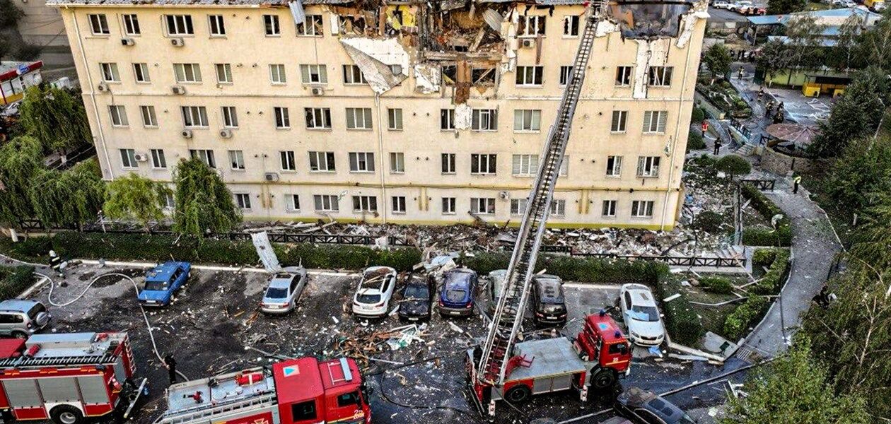 З’явилося відео удару по багатоповерхівці Харкова
