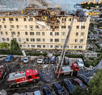 З’явилося відео удару по багатоповерхівці Харкова