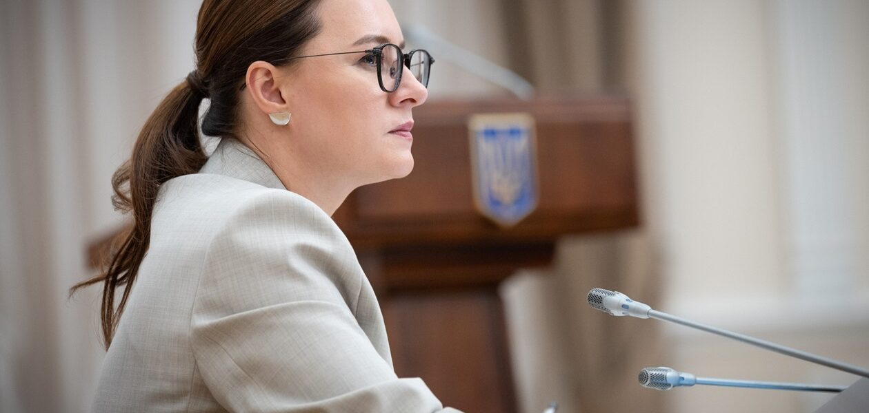 Уряд дозволить виїзд молодим українцям