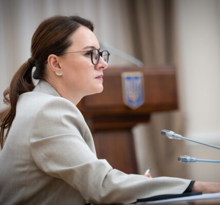Уряд дозволить виїзд молодим українцям