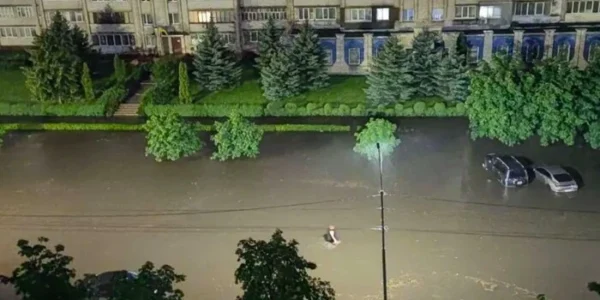 Місто на Хмельниччині пережило 8-годинну зливу (фото, відео)