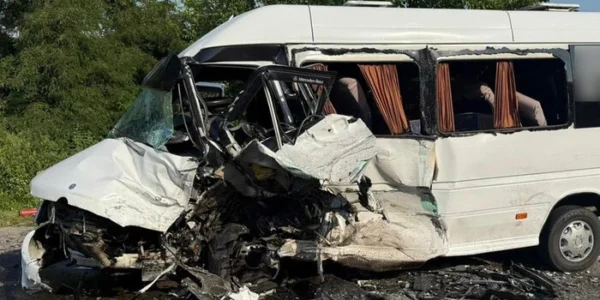 У ДТП на Хмельниччині травмувалося близько 20 людей