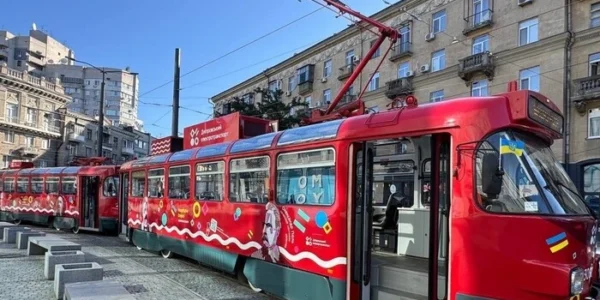 У Дніпрі з’явився панорамний екскурсійний трамвай (фото)