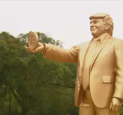 Золоту статую Трампа з біткоїном у руках встановлено біля Капітолію (фото)