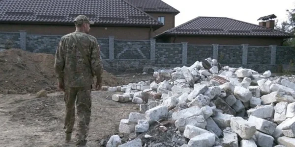 Доки військовий лікувався після поранення, невідомі знесли його будинок