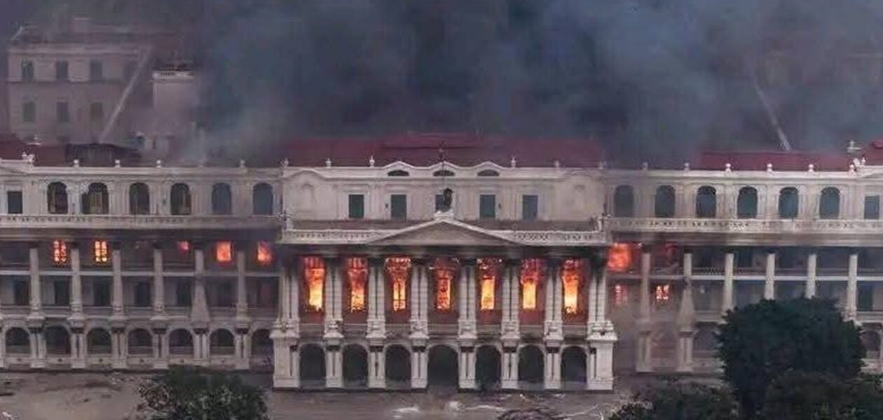 З'явилось відео пожежі в будівлі парламенту Непалу