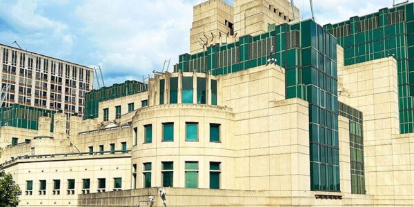 Британія запустить портал для залучення шпигунів на території Росії