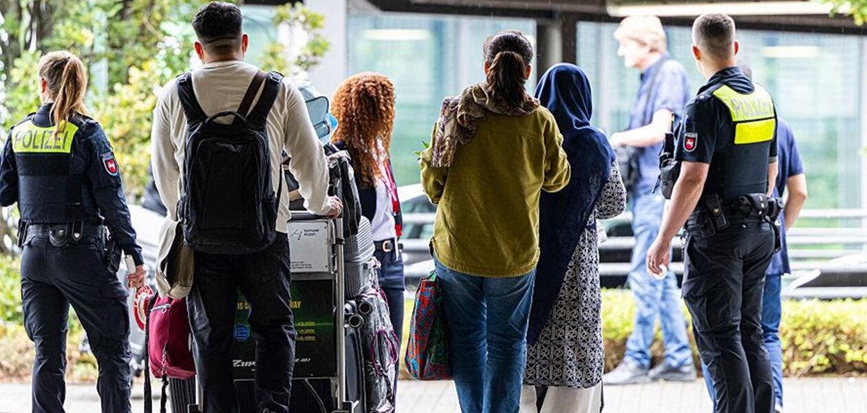 В Німеччині вперше за 15 років зменшилась кількість біженців