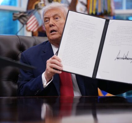 Трамп оголосив нові мита на імпорт ліків, вантажівок і меблів