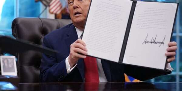Трамп оголосив нові мита на імпорт ліків, вантажівок і меблів