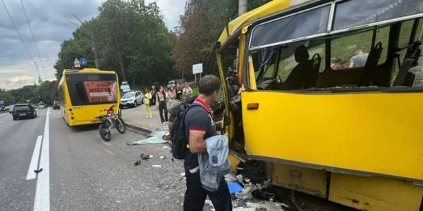 У Києві маршрутка врізалася в автобус, є потерпілі
