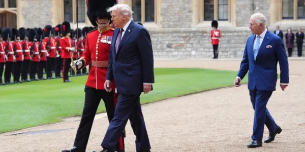 Трамп декілька разів порушив королівський етикет під час візиту до Британії
