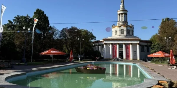 На центральній площі ВДНГ відкрито оновлений басейн (фото)