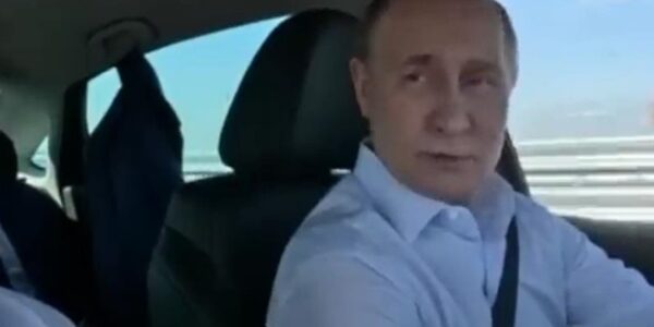 В Росії обвалився продаж машини для чиновників, яку рекламував Путін