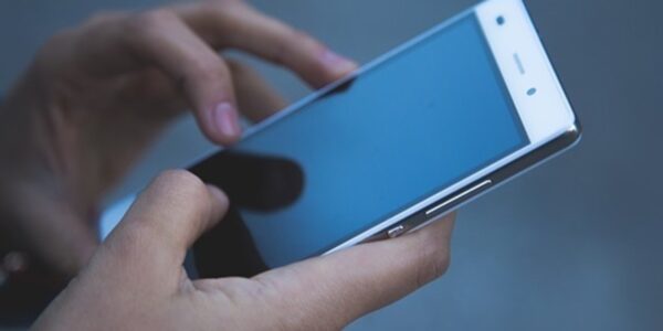 У Данії школярам початкових класів заборонять користуватися смартфонами