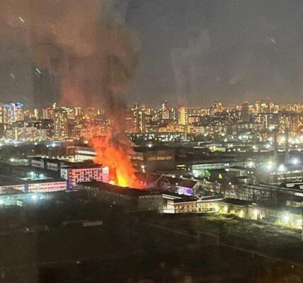 В Єкатеринбурзі спалахнула масштабна пожежа