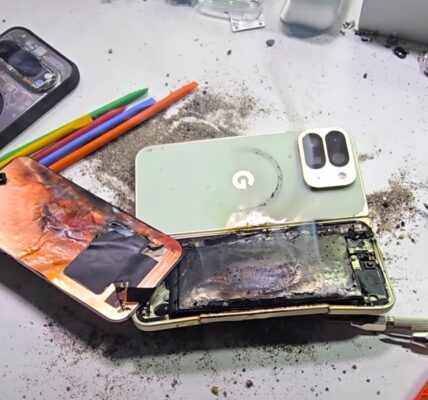 Google Pixel 10 Pro Fold вибухнув під час тесту на міцність