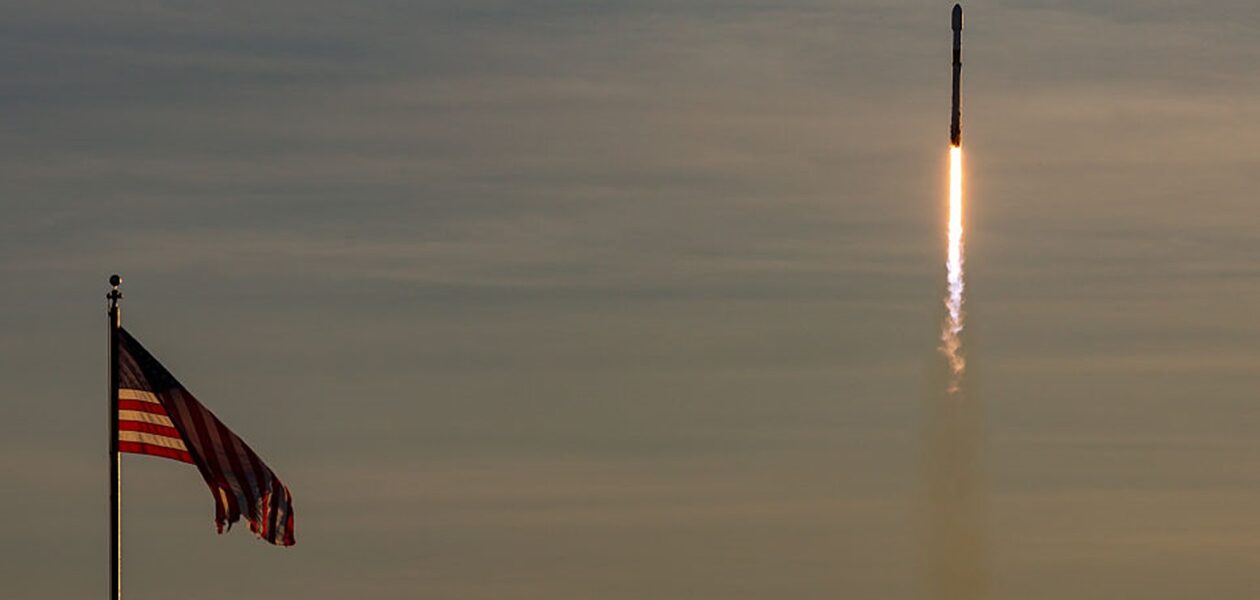 SpaceX запустила 21 супутник зв’язку для армії США