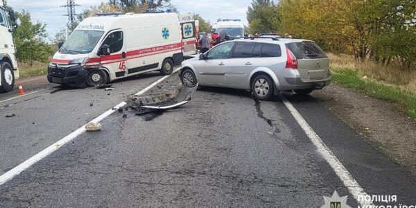 На Миколаївщині зіткнулися легковик та "швидка": є постраждалі