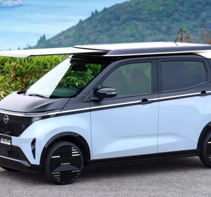 Nissan встановить сонячні батареї на даху електромобілів