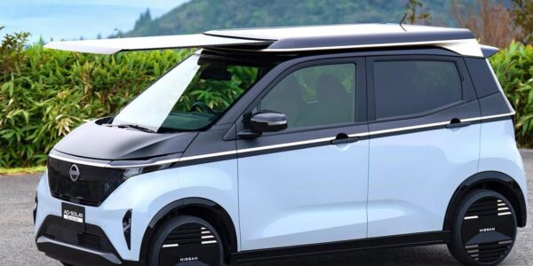 Nissan встановить сонячні батареї на даху електромобілів