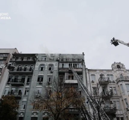 У Києві рятувальники з ночі гасять масштабну пожежу в багатоповерхівці