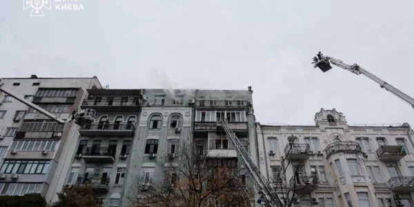 У Києві рятувальники з ночі гасять масштабну пожежу в багатоповерхівці
